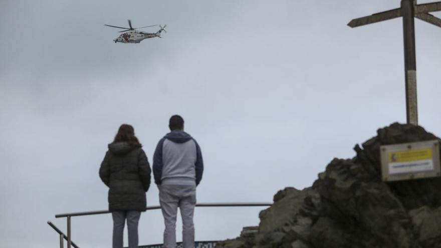 Reanudan la búsqueda del percebero que cayó al mar en San Esteban de Pravia