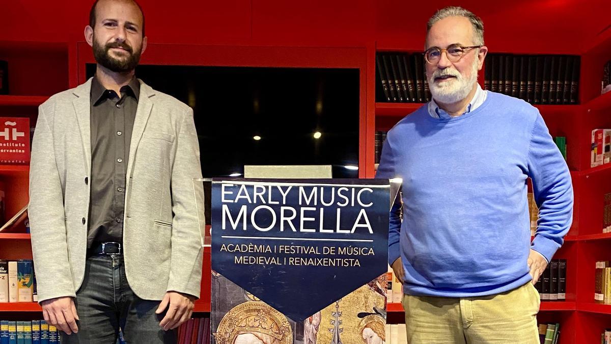 Robert Cases y Gonzalo del Puerto en el Instituto Cervantes de Bruselas.