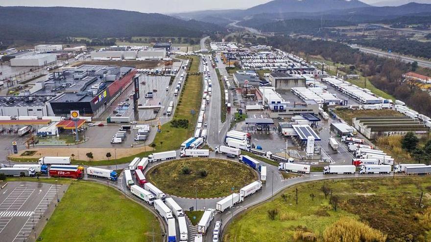 Un miler de camions col·lapsen la Jonquera atrapats pel temporal