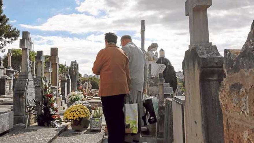 Desde hace días las familias preparan la visita al cementerio palmesano.