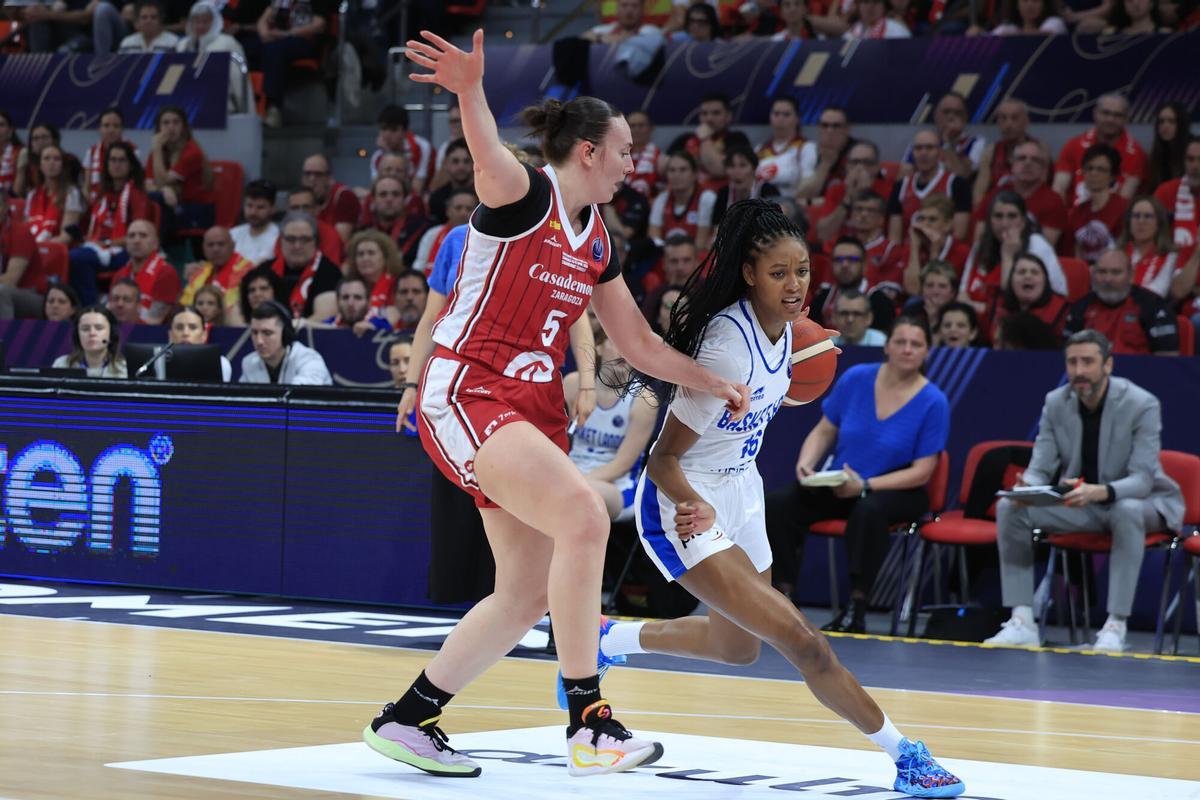 La ala-pívot del Casademont Zaragoza, Merrit Hempe, durante la final Six