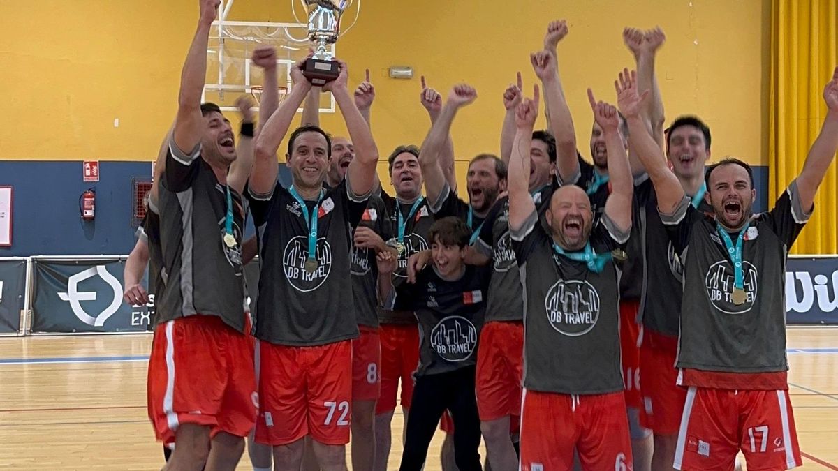 El AD21 Don Benito festeja el título.