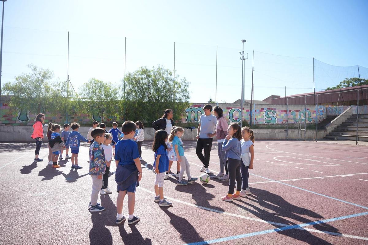 Alumnos del colegio Las Vaguadas, durante la práctica de fútbol.