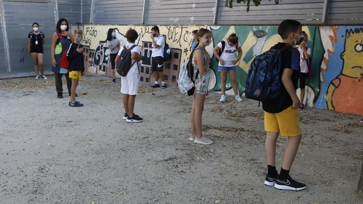 Distancia de seguridad para acceder a la escuela l’Esperança de Barcelona.