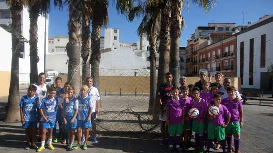 Los campeones de la liga de alevines de Portada Alta, en la plaza de San Pablo, su lugar para entrenar, el pasado mes de julio.  f álex zea