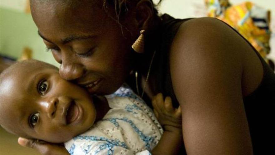 Un pequeño con su madre. /UNICEF