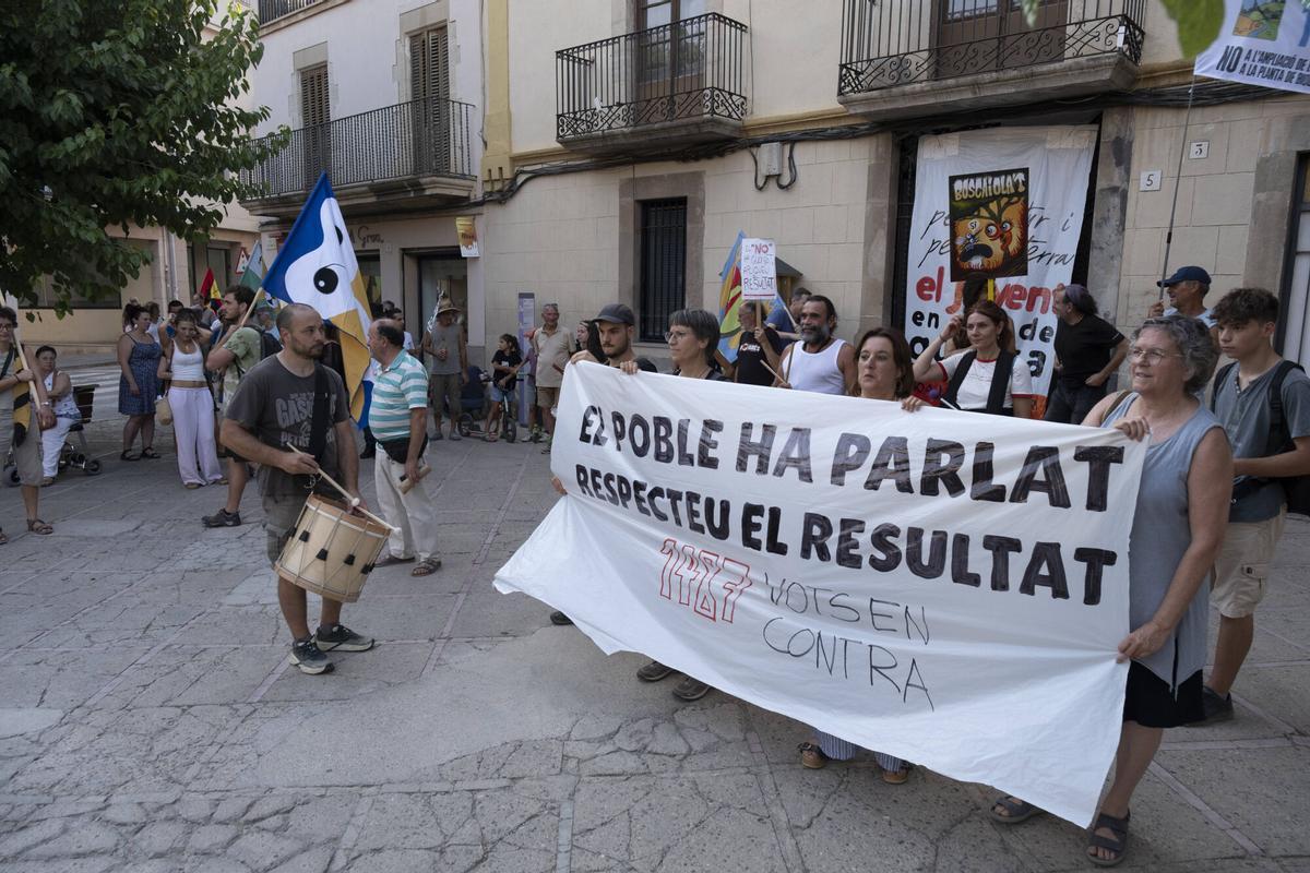 Imatges de la protesta en contra del projecte d'ampliació del polígon del Prat, el dia que s'ha suspès el ple municipal per un ciberatac