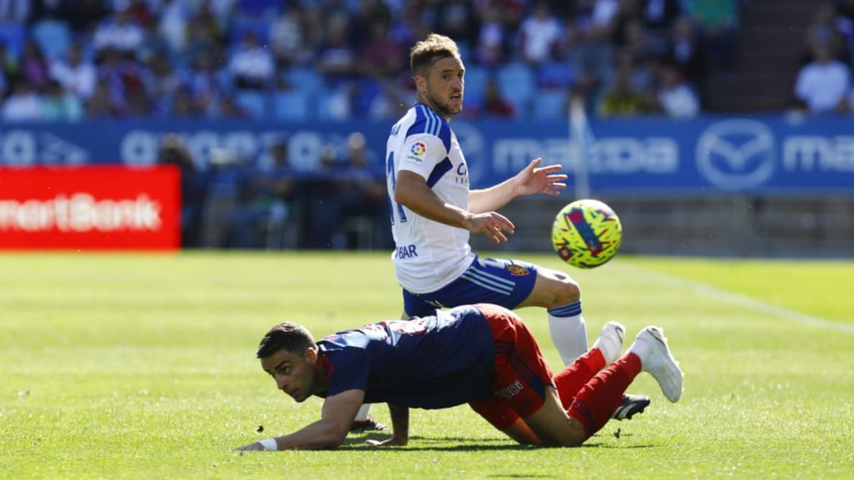 Vada disputa un balón en el encuentro frente al Albacete.