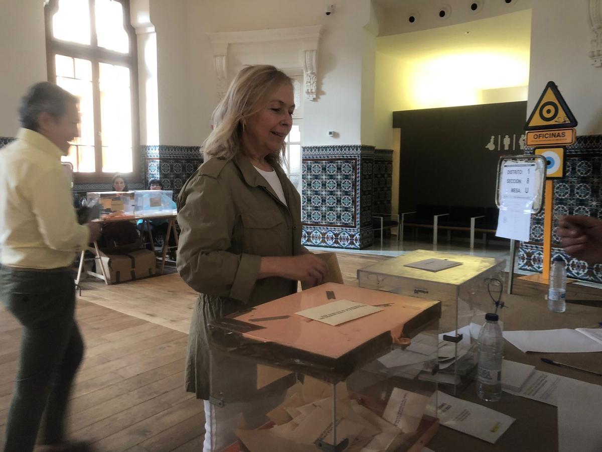 Sara Álvarez Rouco, candidata de Vox, votando esta mañana en la antigua Escuela de Comercio.