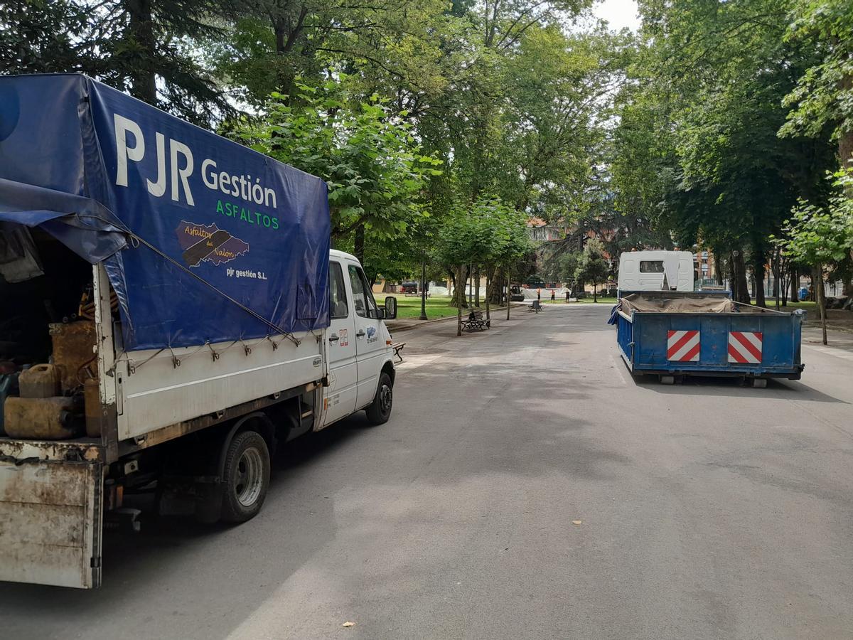Trabajos para el reasfaltado en el parque de Sama.