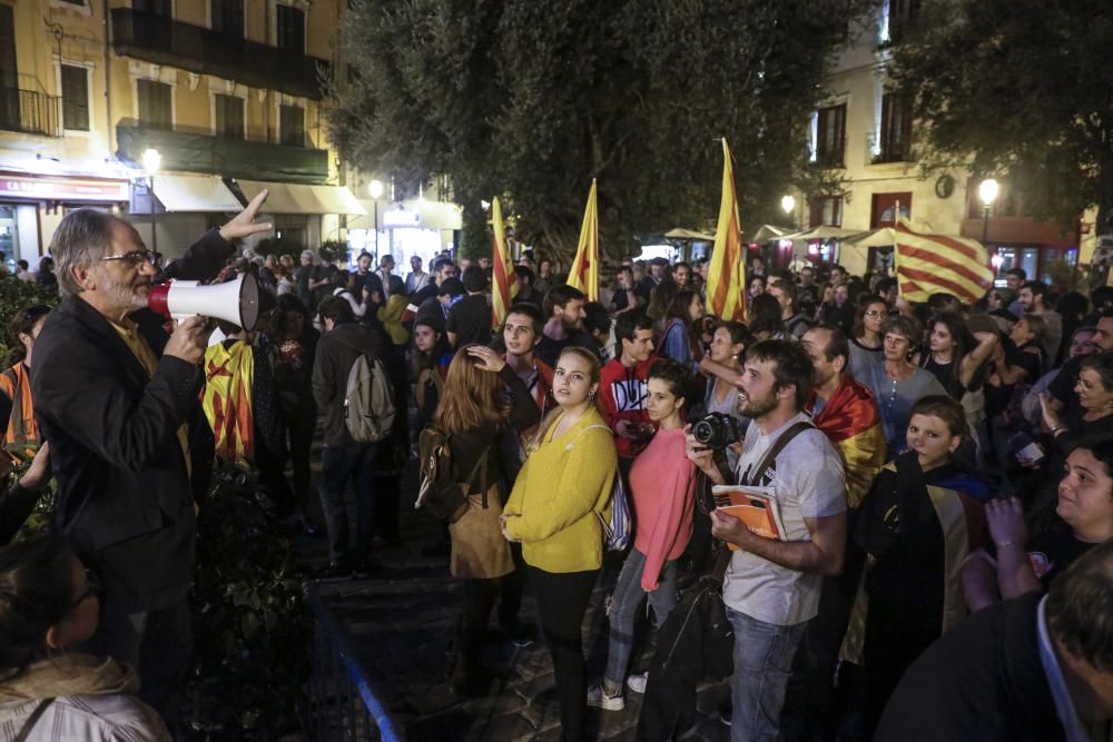 Anhänger der katalanischen Separatisten demonstrieren auf dem Rathausplatz von Palma