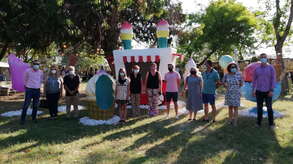 Foto de este viernes de la inauguración de la feria Pop-Up de Burriana, que reunirá durante el fin de semana a una veintena de comercios en el antiguo cámping del Arenal.