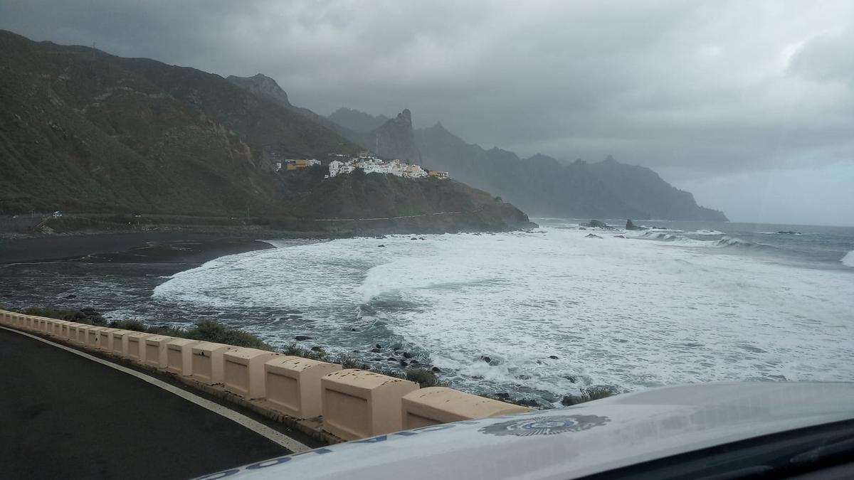 Fuerte oleaje en una playa del norte de Canarias en una imagen de archivo.
