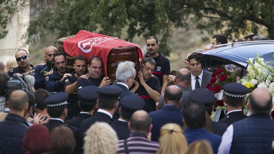 Compañeros del bombero José Gil Gutiérrez, de 45 años, portando su féretro.