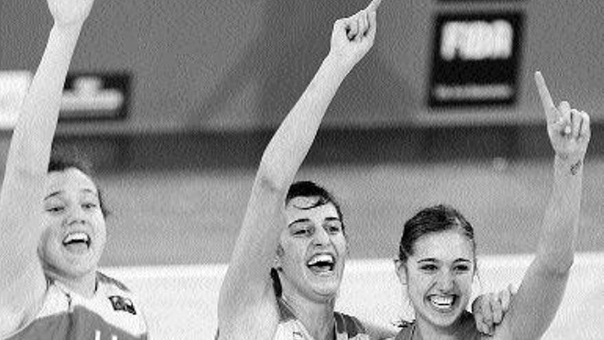 Laura Nicholls, Alba Torrens y Tamara Abalde celebran la victoria. / Sergio Pérez