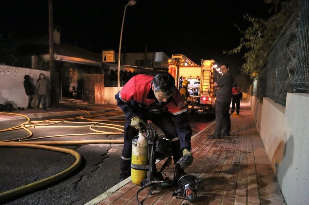 Los bomberos de Torrevieja y Almoradí han podido sofocar las llamas en el incendio de una pizzería en Torrevieja