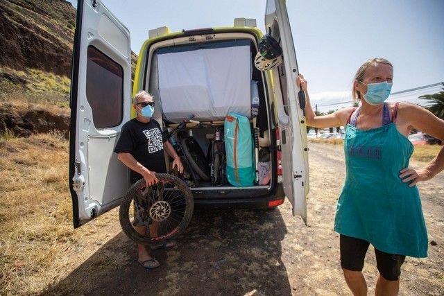 Caravanistas instalados en la zona de aparcamiento de la playa de Las Teresitas