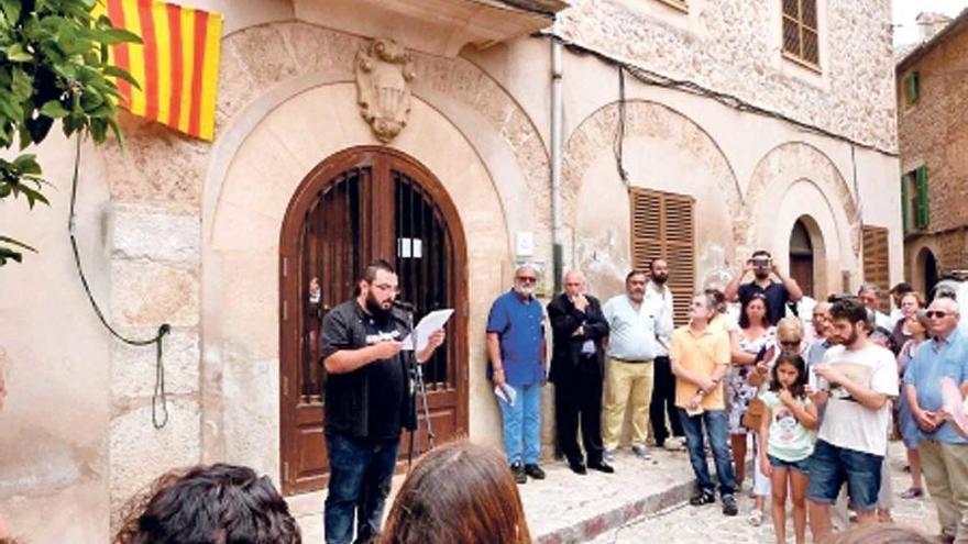 Acto de inauguración de la plaza dedicada a Antònia Serrano.