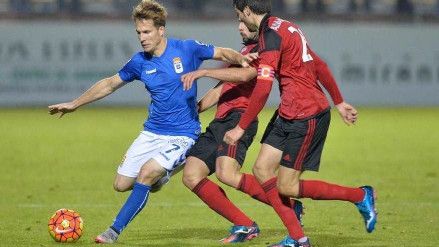 Susaeta, con el balón, en el Osasuna-Oviedo de la primera vuelta.