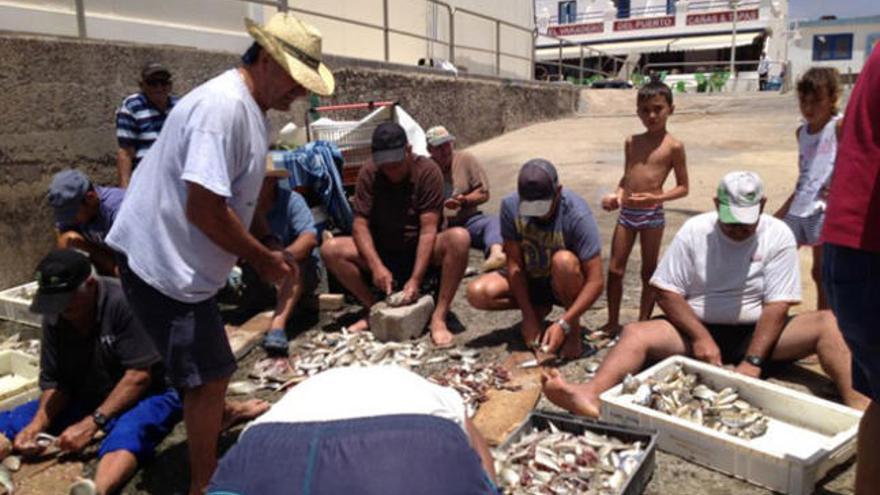 Gracioseros preparando el pescado, el jueves, para jarearlo. | lp/dlp