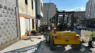 La reforma integral de las aceras en la avenida dos Mártires de Carral terminará este mes