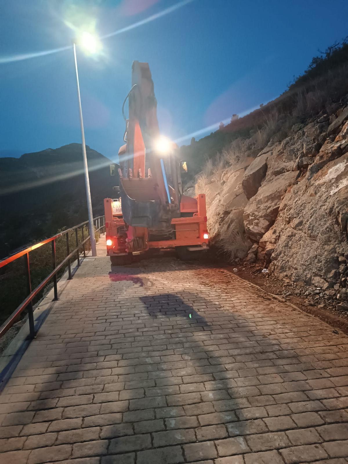 Tareas de limpieza del paseo peatonal encargada por el Ayuntamiento de la Vall en Sant Josep.