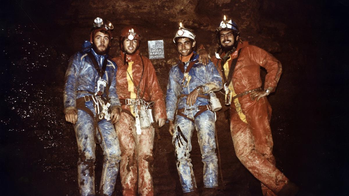 José Enrique Sánchez (izq.), Toni Parés, Federico Ruiz y Juan Antonio G. Mayorga, en el fondo de la Sima G.E.S.M. en 1978.