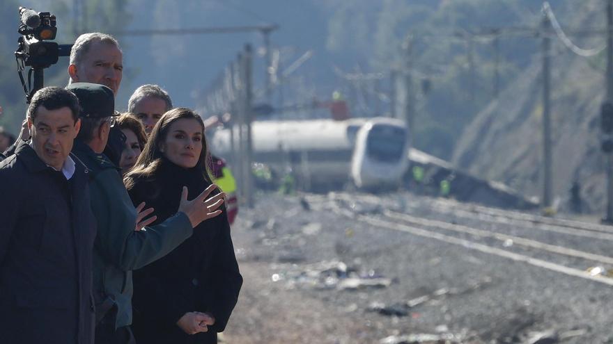 Los reyes muestran a los familiares de las víctimas del accidente en Adamuz "el cariño de todo el país"