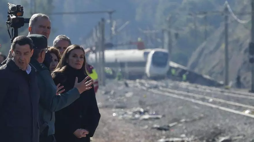 Los reyes muestran a los familiares de las víctimas del accidente en Adamuz "el cariño de todo el país"
