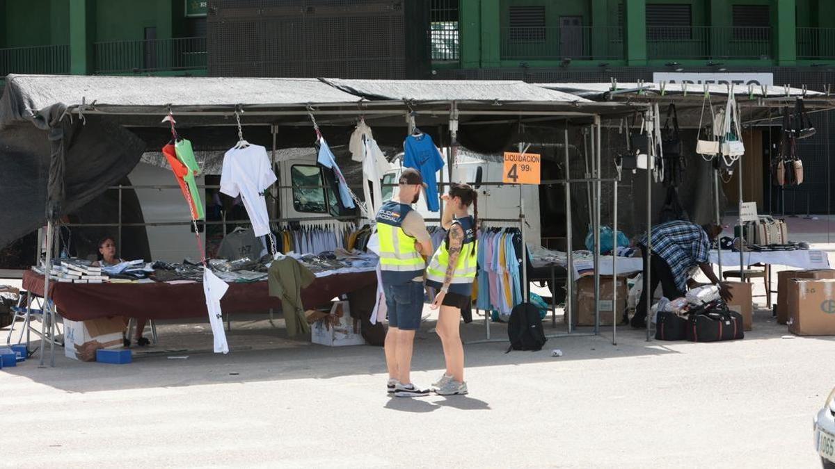 El operativo policial en el mercadillo del campo de fútbol del Elche, y Dénia, Madrid, Barcelona y Málaga interviene más de 66.000 camisetas falsificadas por el Mundial