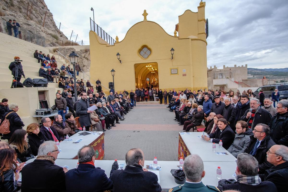 El Cabildo siempre se celebra en la plaza de la ermita de San Blas.