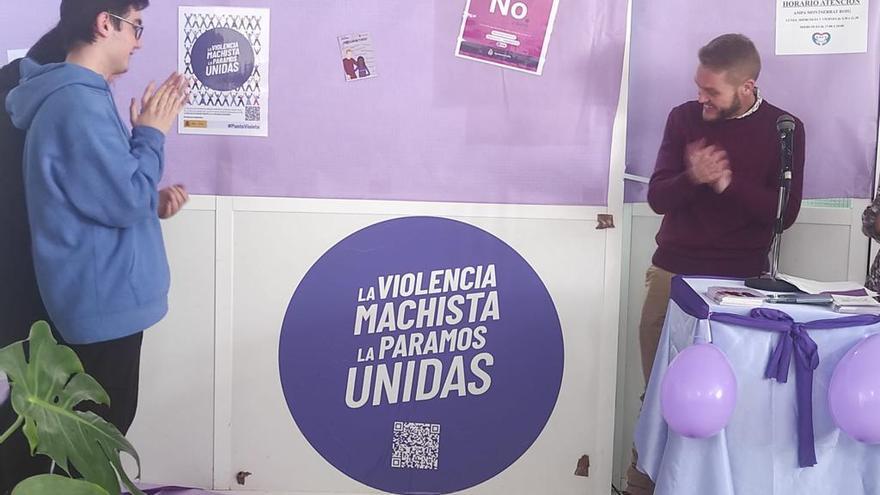 El &quot;Montserrat Roig&quot; incorpora el primer punto violeta en institutos contra la violencia machista