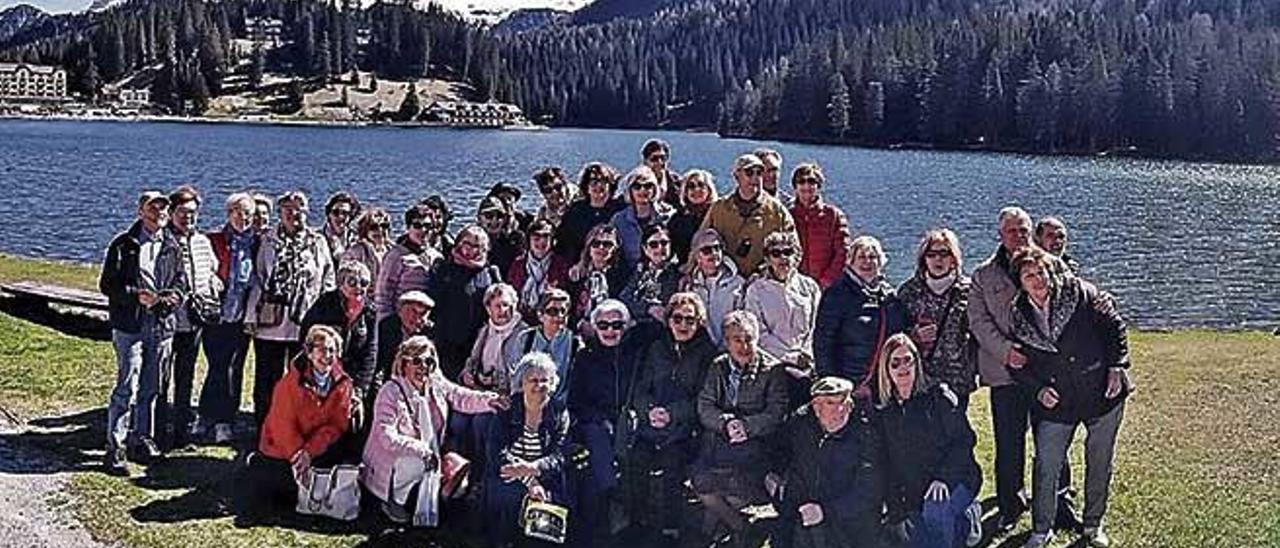 Foto de grup al llac Misurina, davant els Dolomites.