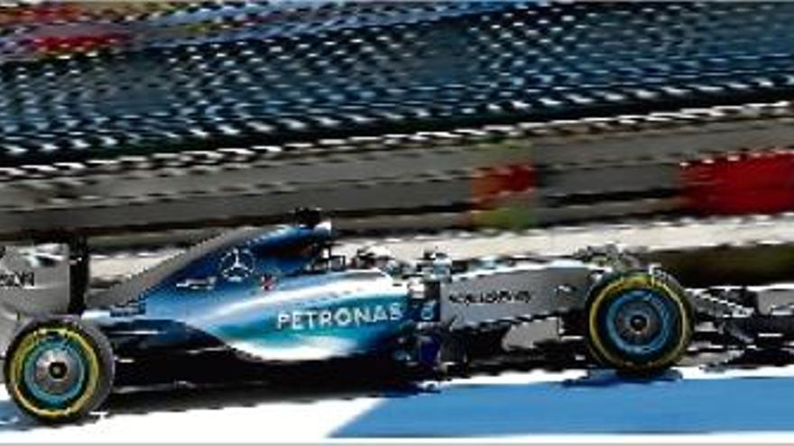 Hamilton va fer volar el seu Mercedes sobre el traçat asiàtic, al qual ja té la mida presa