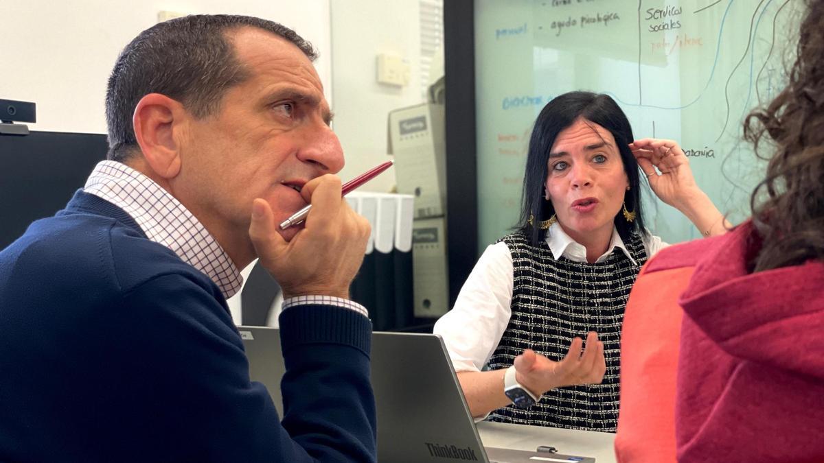 El secretario autonómico Venancio Aguado con la concejala de reconstrucción de Massanassa, Patricia Piqueres.