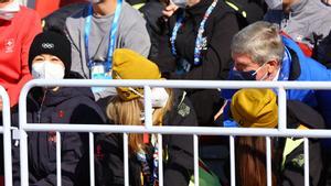 La tenista Peng Shuai, con gorro negro, junto al presidente del CIO, Thomas Bach, en los Juegos Olímpicos de invierno