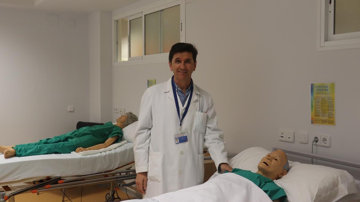 Manuel Romero Saldaña en las instalaciones de simulación clínica de la Facultad de Enfermería de Córdoba