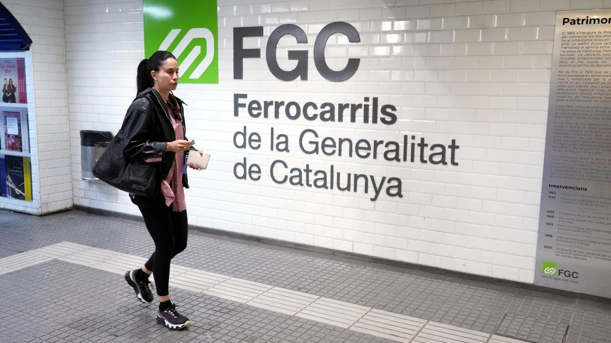 Normalitat a l'estació d'FGC de plaça de Catalunya l'endemà de l'apagada general.