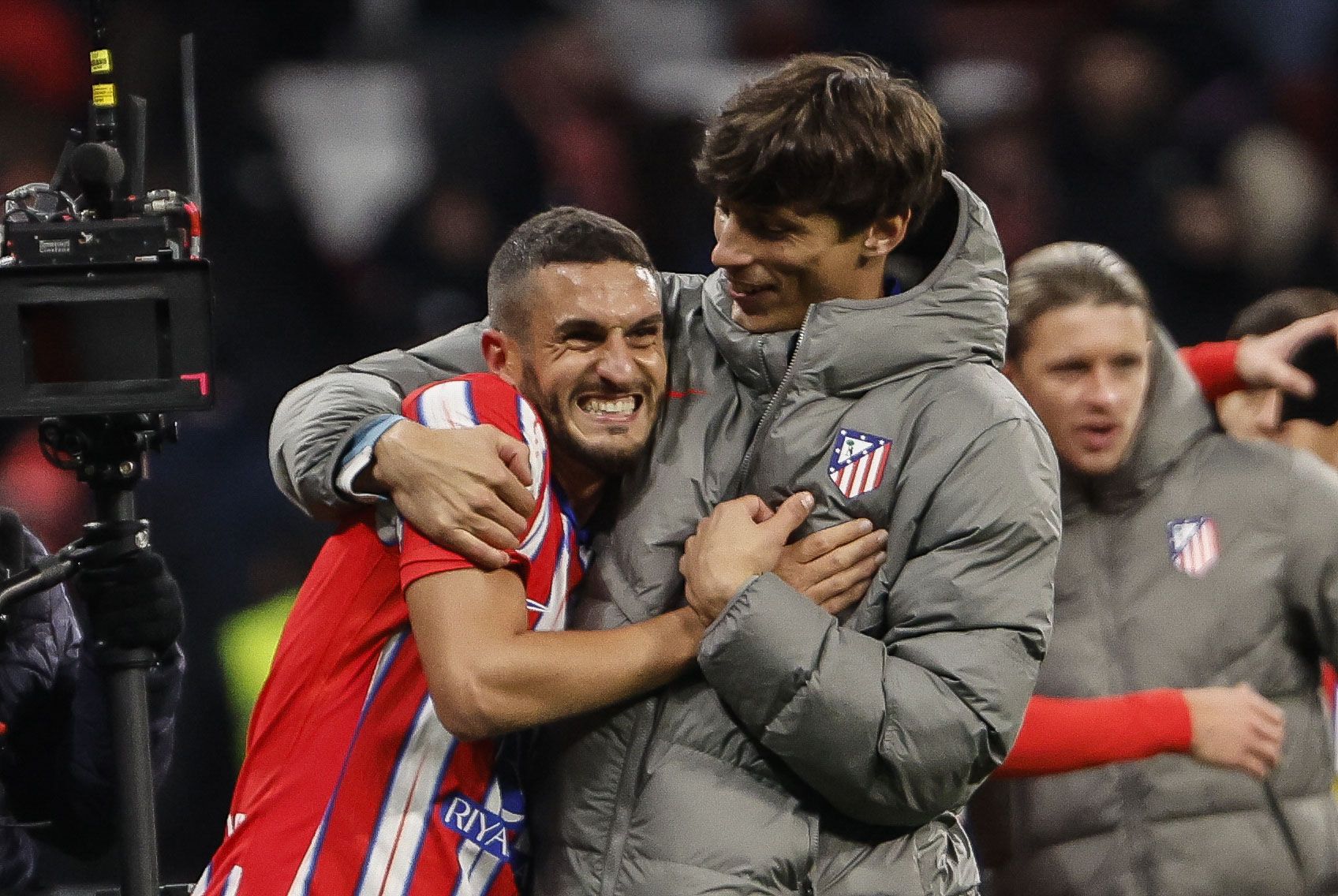 MADRID, 08/12/2024.- Los jugadores del Atlético de Madrid, Koke (i) y Robin Le Normand, celebran la victoria del equipo rojiblanco a la finalización del encuentro correspondiente a la jornada 16 de Laliga EA Sports que han disputado hoy domingo Atlético de Madrid y Sevilla en el estadio Metropolitano, en Madrid. EFE / Sergio Perez.