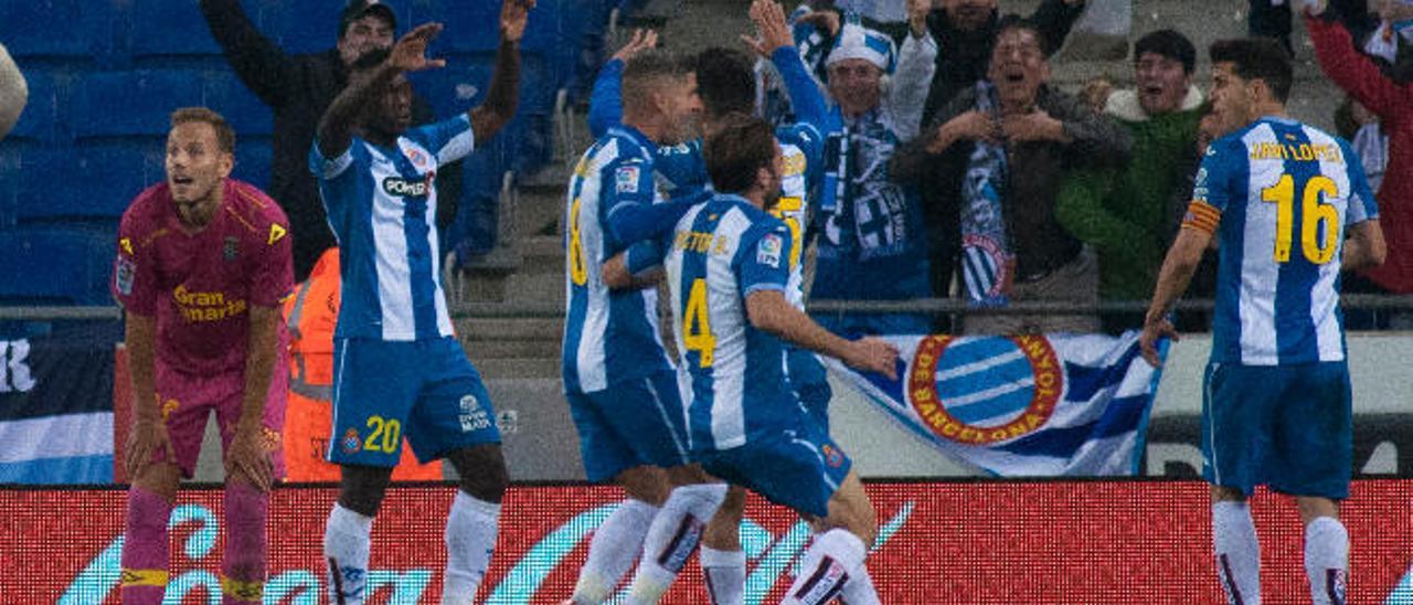 Dani Castellano se lamenta mientras los jugadores del Espanyol abrazan a Felipe Caicedo por el gol.