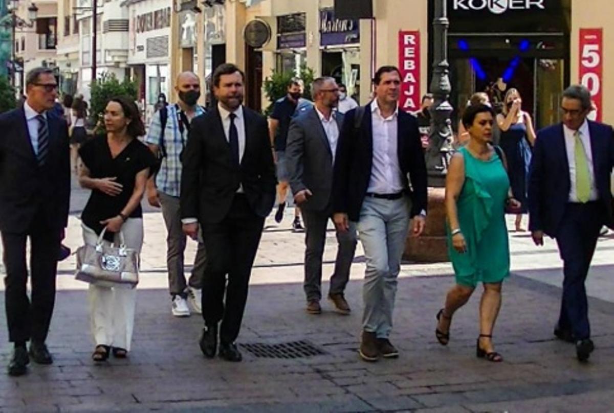 Marisa Gaspar (segunda por la derecha) durante una visita con antiguos dirigentes de Vox.