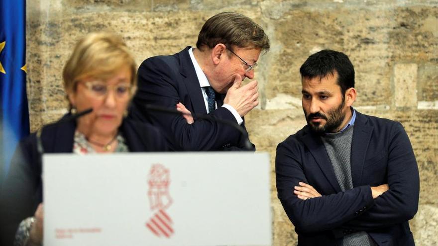 El president de la Generalitat, Ximo Puig, conversa con el conseller de Educación, Vicent Marzá, mientras la consellera de Sanidad, Ana Barceló, atiende a los medios de comunicación.