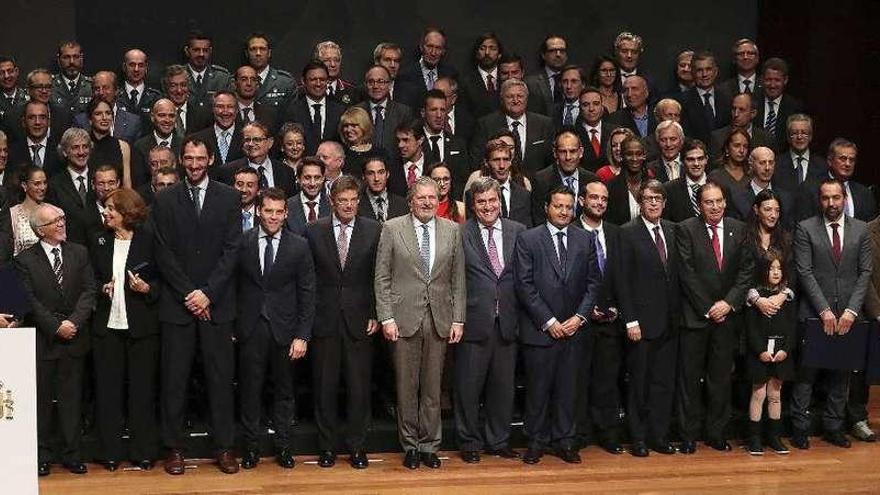 Foto de familia de los deportistas españoles premiados con la Real Orden del Mérito Deportivo.