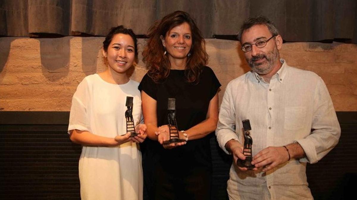 Los ganadores del Premi Llibreter, Emily Hughes, Maylis de Kerangal y Joan Benasiu, en la Antiga Fàbrica Damm, de Barcelona.