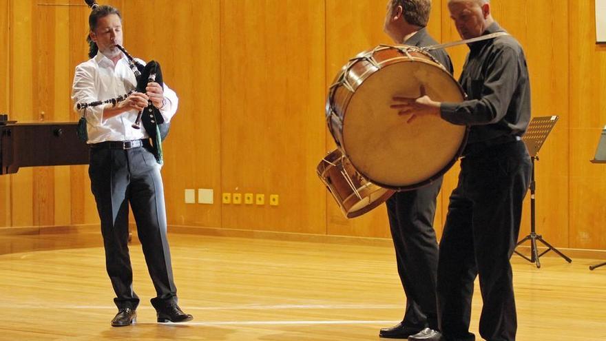 Un momento de una de las actuaciones del II Memorial al gaiteiro. // Jorge Santomé