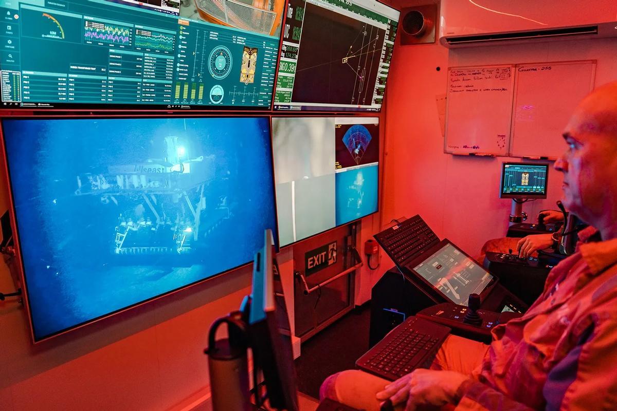 Sala de control de las operaciones, a bordo del buque