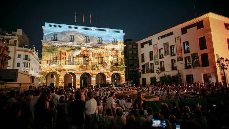 Der Hauptplatz von Castellón wird für die Feier der Stadtgründung umgestaltet