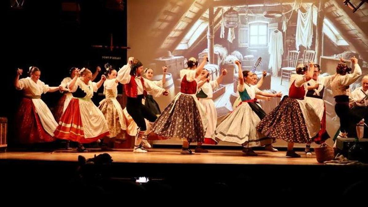 Bailes tradicionales representados por a compañía que cumple 25 años de historia.