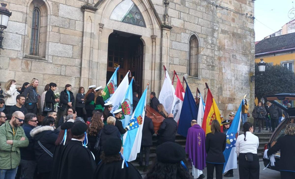 El féretro con Severino Novas, entrando en la iglesia de Santa María de Porriño. | FDV