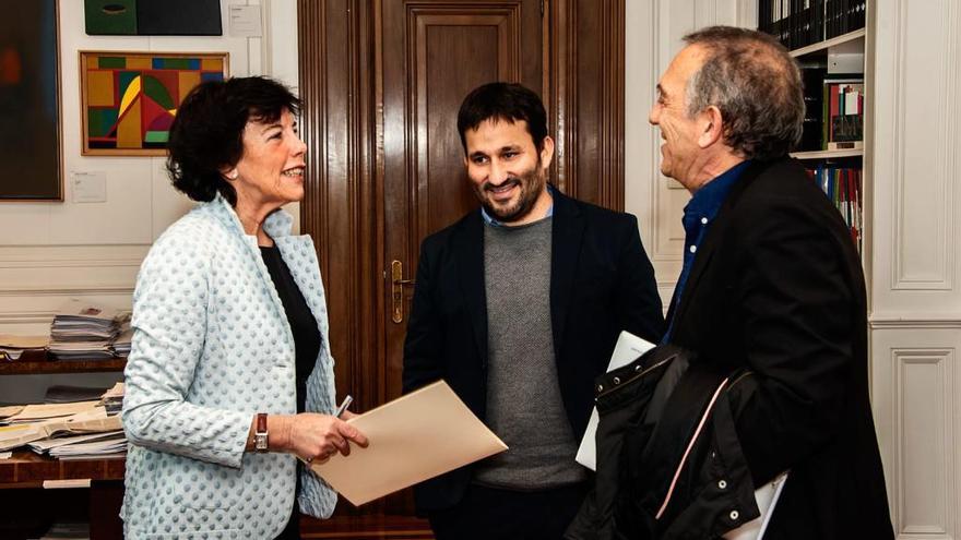 La ministra Isabel Celáa, junto a Marzà y Soler, en una reunión que mantuvieron en febrero.